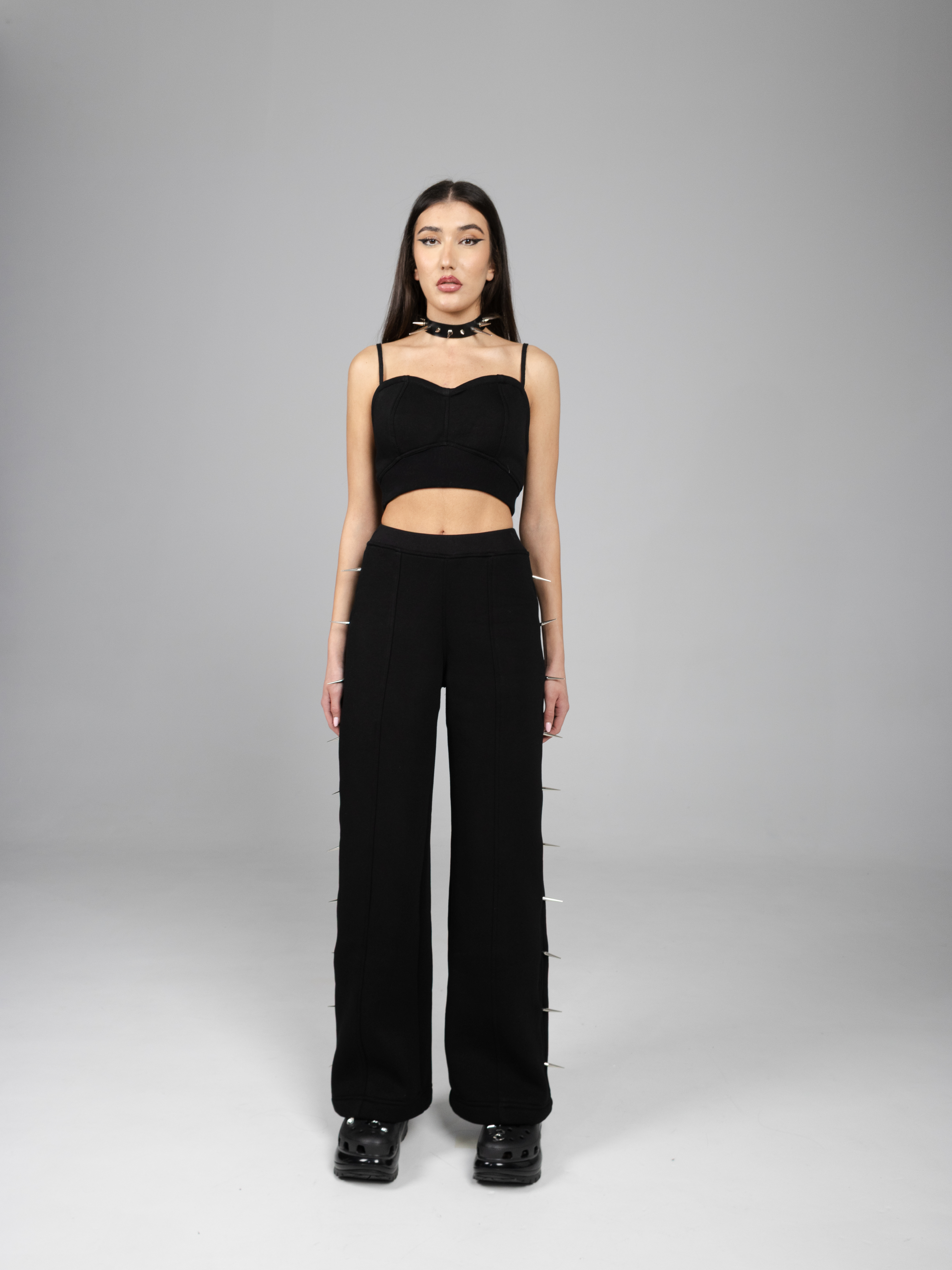 Top cropped cu bretele