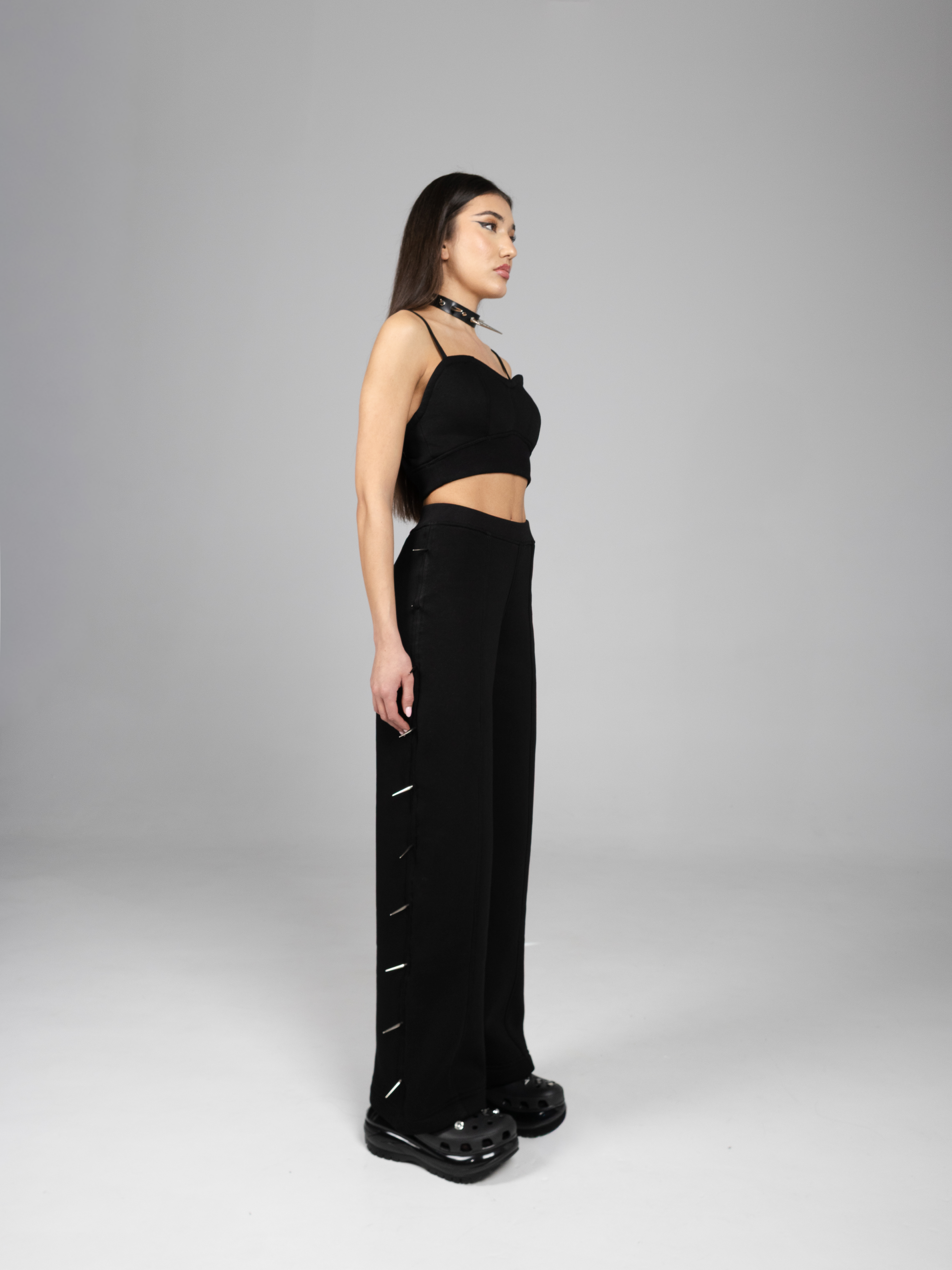 Top cropped cu bretele