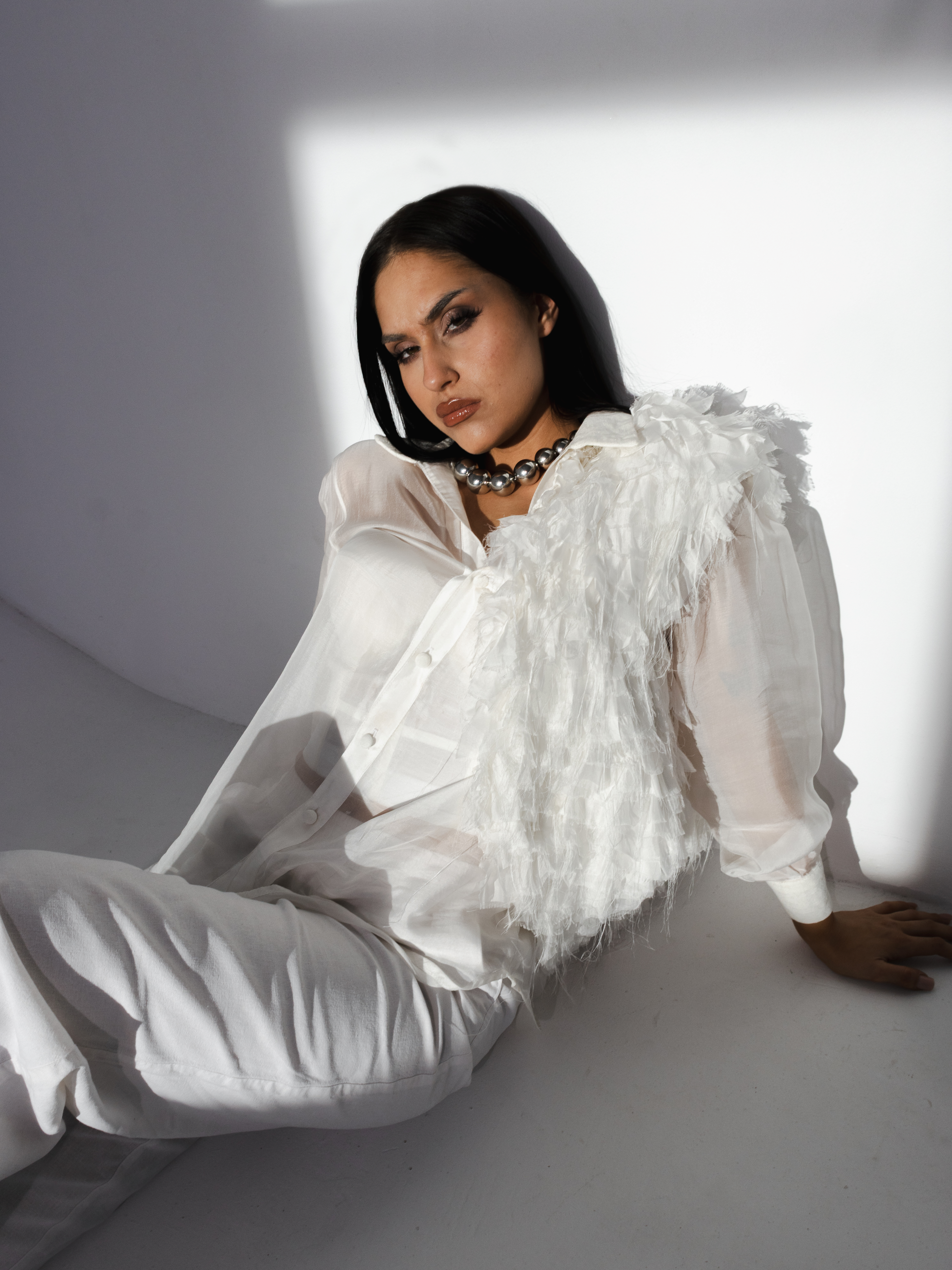 Cămașă albă cu vestă din "blană de mătase"